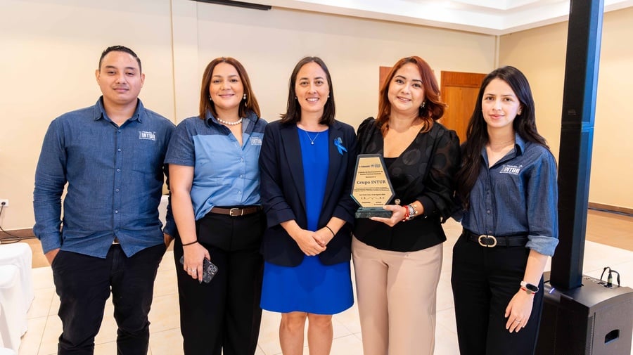 Grupo de cinco personas posa para una fotografía durante el evento de reconocimiento de buenas prácticas empresariales para la inclusión. 