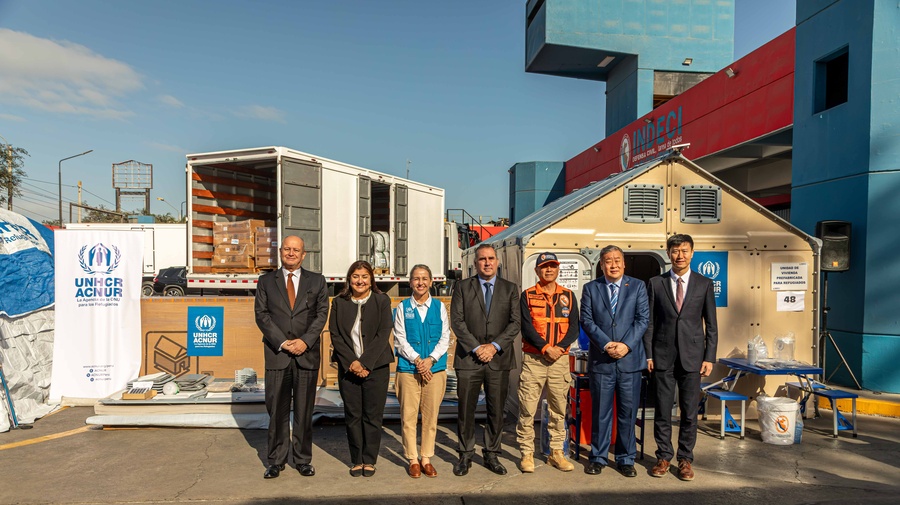 Foto grupal de las autoridades durante la ceremonia de entrega.