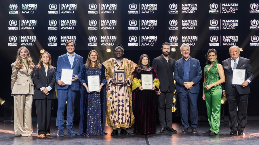 Foto de grupo de los ganadores del Premio Nansen 2025.