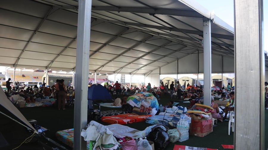 Un alojamiento temporal para personas afectadas por los mortíferos terremotos, en el Complejo Deportivo José María Vargas, en La Guaira, Venezuela.