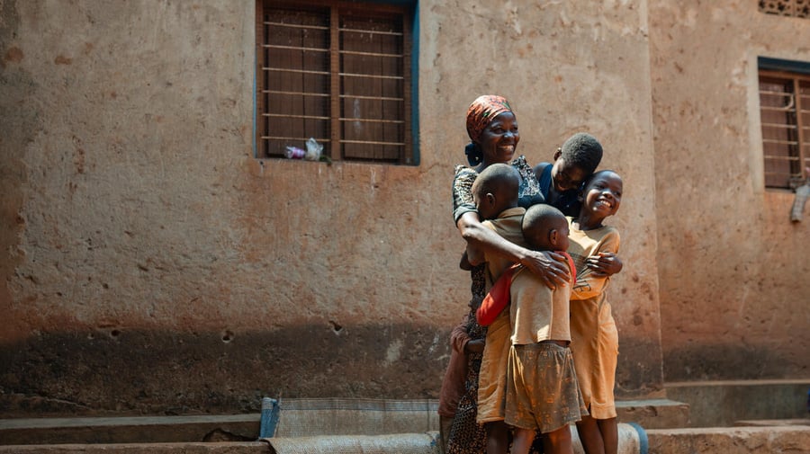 Jeanne, antigua refugiada, y su familia recibieron apoyo de ACNUR para su reintegración tras regresar a Burundi desde la República Democrática del Congo.Jeanne, antigua refugiada, y su familia recibieron apoyo de ACNUR para su reintegración tras regresar a Burundi desde la República Democrática del Congo.