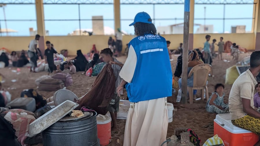 Un miembro del personal de ACNUR visita un asentamietno en Obock, Yibuti, que acoge a familias refugiadas yemeníes llegadas en barco tras huir de las crecientes hostilidades en la costa occidental de Yemen.