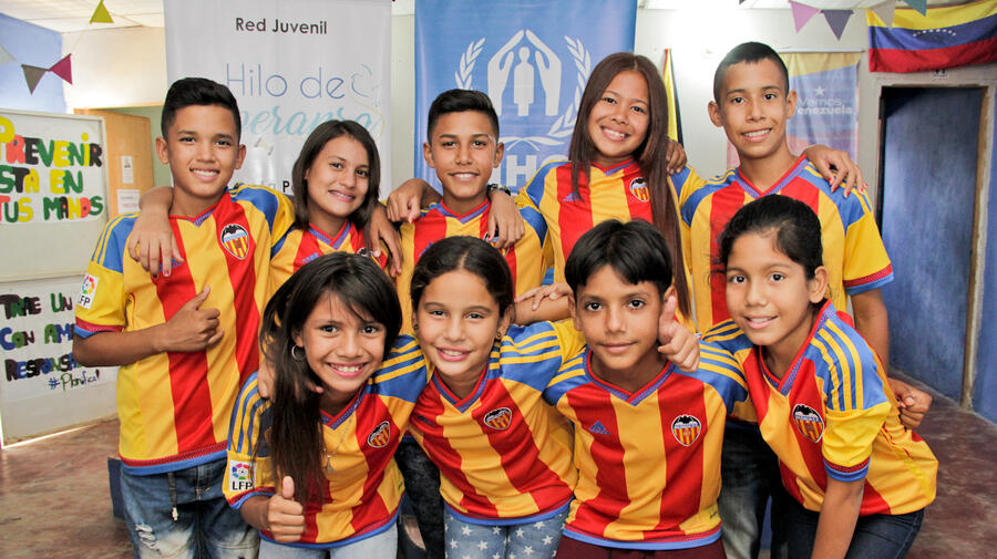 El Valencia Club de Fútbol dona camisetas a niños y niñas en Zulia | ACNUR