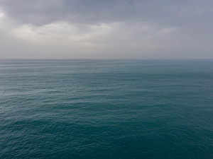 Una vista del mar con nubes oscuras en el horizonte