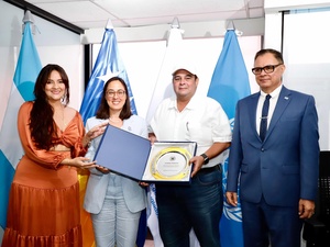 Foto grupal de las autoridades que participaron del evento.