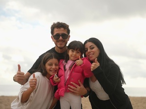 Raed y Noura se vieron forzados a huir del conflicto en Siria. Tras un exilio de 14 años en Líbano, llegaron con sus hijas a Calella, Barcelona, a través del programa de reasentamiento de España.