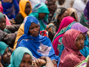 Refugiadas sudanesas se reúnen en un asentamiento temporal en Koulbous, Chad, junto a la frontera con Sudán, en marzo de 2025, tras huir del conflicto.