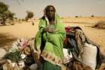 Una refugiada recién llegada de la región de Darfur en Sudán descansa junto a sus pertenencias en Seneit, área de Birak, al este de Chad. 