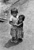A finales de la década de 1970, Tailandia se convirtió en el primer país de asilo de personas provenientes de Camboya, Laos y Vietnam. Estas niñas de Camboya se encontraban entre las decenas de miles que huyeron en dirección a Tailandia durante y después del brutal régimen de los jemeres rojos.