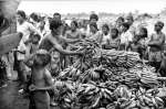 Indígenas misquitos de Nicaragua aguardan la distribución de alimentos en un campamento hondureño durante la década de 1980.