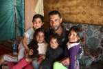 Mohammad con cuatro de sus hijos, incluida Arkan, de 10 años (la segun...