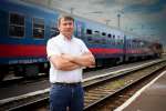 László Helmeczi, Alcalde de Záhony, frente al tren que traslada cada d...