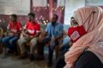 Hasina Begum, refugiada rohingya, y otros voluntarios de extensión com...
