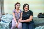 Natalia Artiukh y su hija, quienes se trasladaron al hospital desde Za...