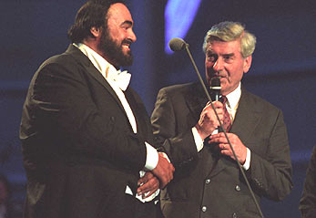 El tenor italiano Luciano Pavarotti con el Alto Comisionado Ruud Lubbers en el concierto del año pasado para Afganistán.  