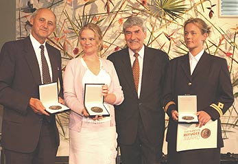 Ganadores del Premio Nansen para Refugiados en 2002: Sr. Wilhelm Wilhelmsen, CEO Wilh. Wilhemsen ASA, la Sra. Catherine Rinnan en nombre de su padre, el Capitán Arne F. Rinnan, y la Sra. Grete Bugge, 2do Oficial MV Tampa, en nombre del equipo de Tampa. 