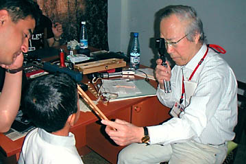 El optometrista japonés Akio Kanai, que se muestra haciendo exámenes en los ojos de una niña en Armenia, ha utilizado todo el dinero que recibió con el Premio Nansen para refugiados para ayudar a refugiados y desplazados internos en Azerbaiyán y Armenia.