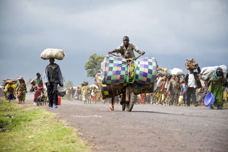 Miles de personas huyen del sitio de desplazados internos en Kibati, en la provincia de Kivu del Norte de la República Democrática del Congo, después de escuchar disparos.