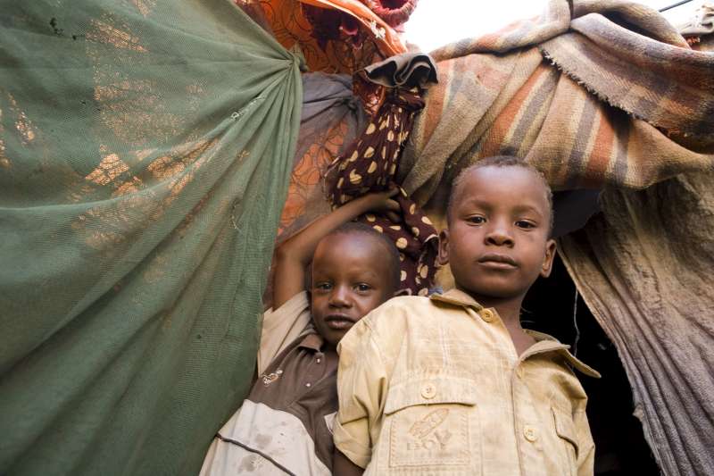 Niños somalíes en el campamento de Bulo Jawaanley para desplazados internos, en el sur de Galkayo, Somalia. 