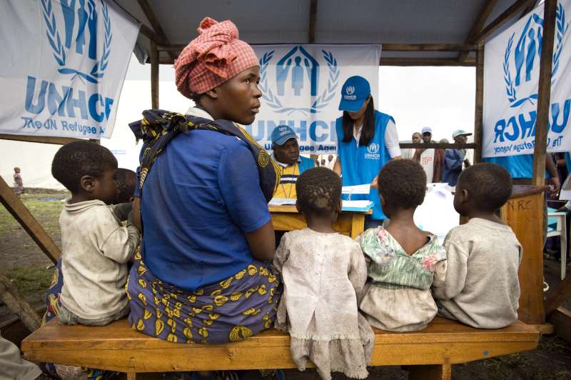Un miembro del personal de ACNUR registra a una familia desplazada para que puedan trasladarse del sitio de desplazados internos de Kibati al sitio de Mugunga 1 en la provincia de Kivu Norte, República Democrática del Congo.  