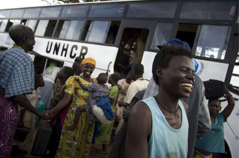 Personas refugiadas sudanesas celebran el regreso a su aldea natal de Moli en Sudán del Sur. Muchos de ellos han vivido como refugiados en Uganda por más de una década.