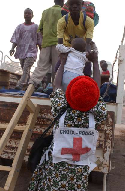 Refugiados angoleños en la República Democrática del Congo suben a bordo de camiones en el campamento de Divuma para regresar a casa. 