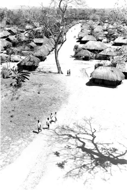 Los Estados africanos independientes dieron la bienvenida a cientos de miles de personas refugiadas que huían del caos causado por las guerras de independencia. Una de las operaciones más exitosas de ACNUR en la década de 1960 fue la integración rural de personas refugiadas en países de asilo, con inclusión de mozambiqueños en Tanzania.
