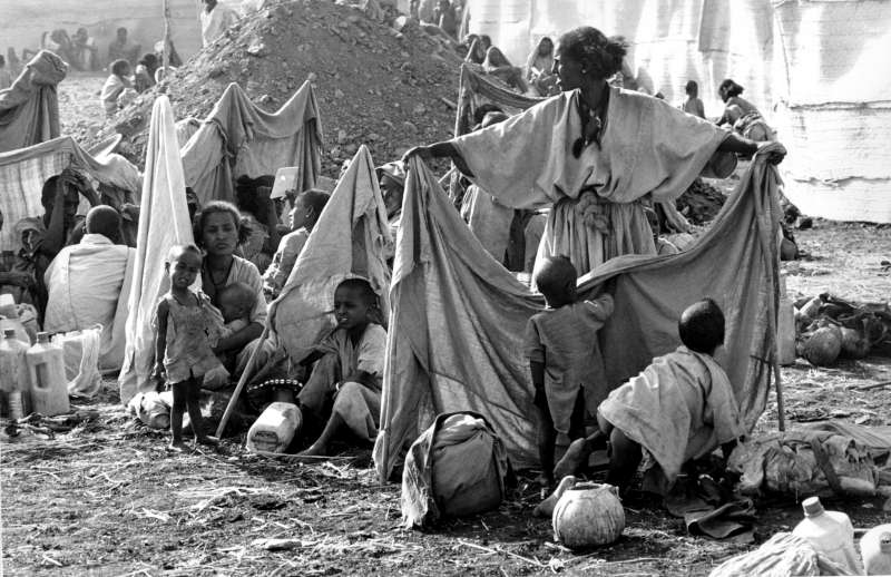 En la década de 1980, un gran número de personas etíopes huyó a Sudán a causa de guerras y sequías, y decenas de miles murieron antes de que iniciaran los esfuerzos por socorrerlas.