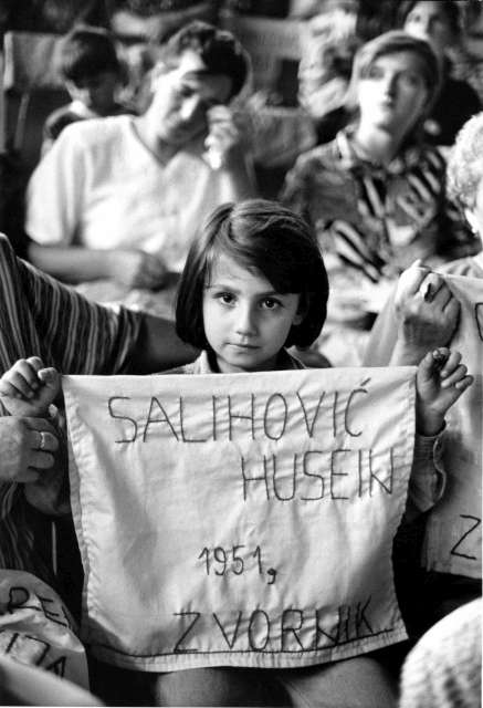 La guerra de los Balcanes en la década de 1990 desplazó a tres millones de personas. Además, fueron ejecutados 8.000 hombres y niños de Srebrenica, enclave musulmana en Bosnia. En la imagen, mujeres y niñas lloran estas muertes a un año de la caída de Srebrenica.