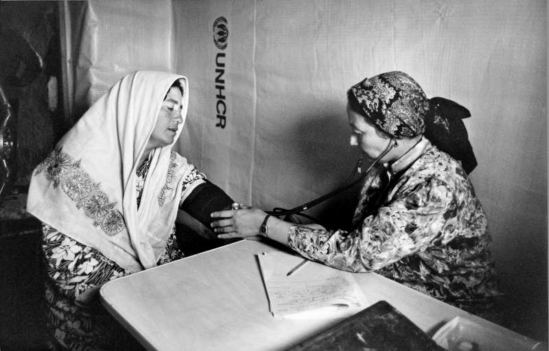Cuando estalló la guerra civil en Tayikistán en 1992, al menos 20.000 personas fueron asesinadas, medio millón fueron desplazadas y 60.000 civiles huyeron a Afganistán, con inclusión de esta médica y su paciente.