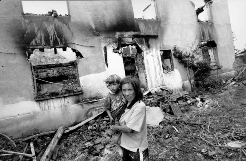 Las personas refugiadas regresaron en grandes olas a Kosovo casi tan rápido como partieron. Sin embargo, a su regreso, muchas de ellas se encontraron con devastadoras escenas de destrucción.
