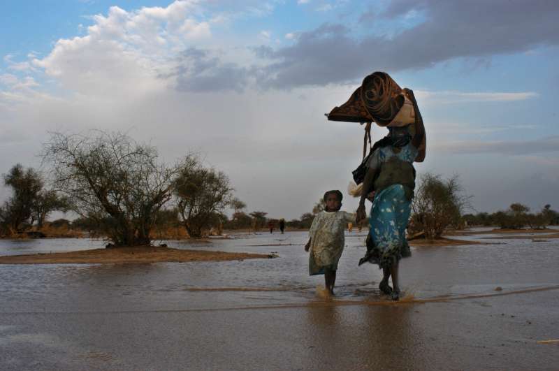 En la imagen aparecen personas refugiadas de Sudán que provienen de la región de Darfur, al este de Chad (2004). Se vieron obligadas a abandonar sus hogares para escapar de ataques de grupos armados.