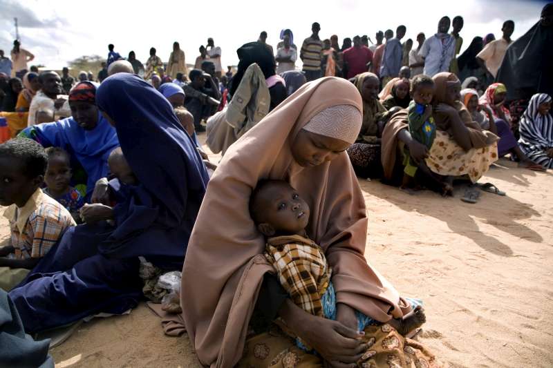 En la imagen pueden verse personas somalíes refugiadas tras su llegada al campamento de Hagadera en el distrito de Dadaab, al noreste de Kenia. Los campamentos en Dadaab son los más aglomerados del mundo: dan alojamiento a cerca de 300.000 personas, aunque fueron construidos para 90.000.