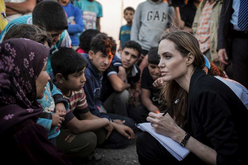 La Enviada Especial del ACNUR Angelina Jolie escuhando los terribles relatos de los refugiados en el puesto fronterizo de Jaber, en Jordania, este 18 de junio.