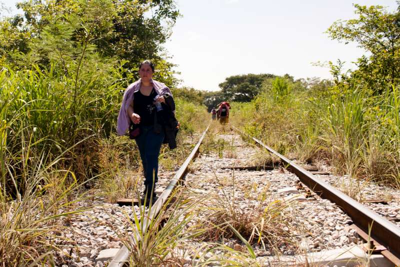 Una mujer salvadoreña camina a lo largo del ferrocarril en Chiapas, México, octubre de 2015.