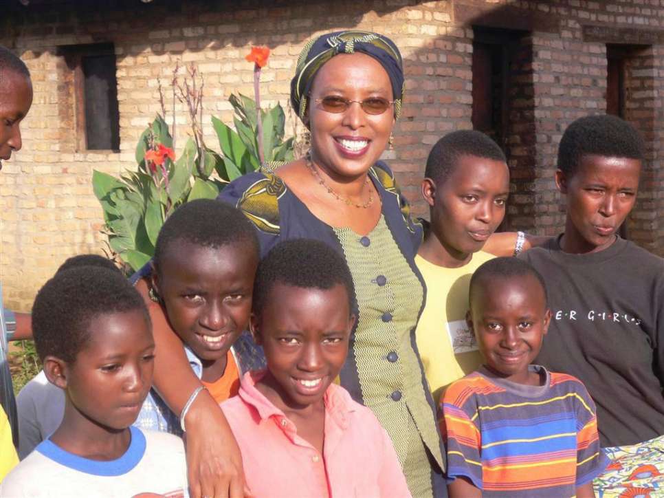 Marguerite Barankitse, apodada el "Ángel de Burundi", por sus esfuerzos en favor de los niños afectados por la guerra, la pobreza y las enfermedades. A través de su trabajo con su organización, Maison Shalom, Barankitse envió un mensaje de esperanza para el futuro. Los tutsis de Burundi y su equipo administraron cuatro "aldeas de niños" en Burundi, así como un centro para huérfanos y otros niños vulnerables en Bujumbura. Ella dijo que su trabajo fue inspirado por un objetivo: la paz.