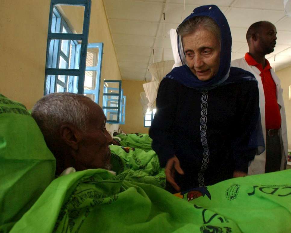 La Dra. Annalena Tonelli, trabajadora humanitaria italiana de 60 años, con uno de sus pacientes. La Dra. Tonelli fue trágicamente asesinada a tiros el 5 de octubre de 2003 en el hospital que dirigía para pacientes con tuberculosis en Borama, al noroeste de Somalia. Su lucha de 33 años para ayudar a los somalíes en rincones remotos del Cuerno de África le valió el Premio Nansen para los Refugiados del ACNUR en junio de 2003. 