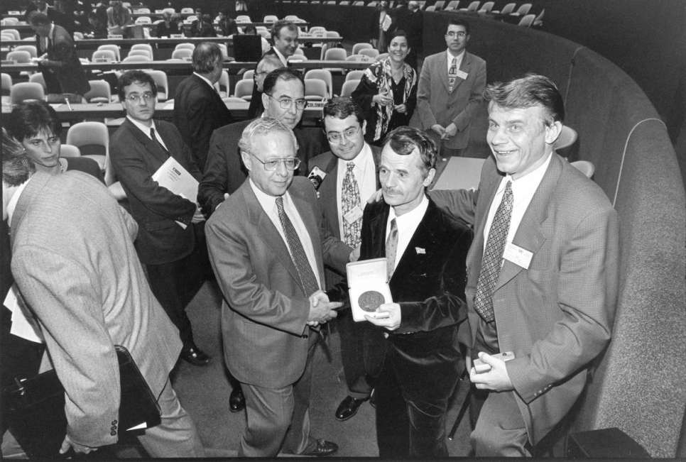 El activista tártaro de Crimea, Mustafa Dzhemilev, recibió la Medalla Nansen en 1998 por su compromiso con el derecho al retorno del pueblo tártaro de Crimea. Palacio de las Naciones, Ginebra. / ACNUR / A. Hollmann / 5 de octubre de 1998.