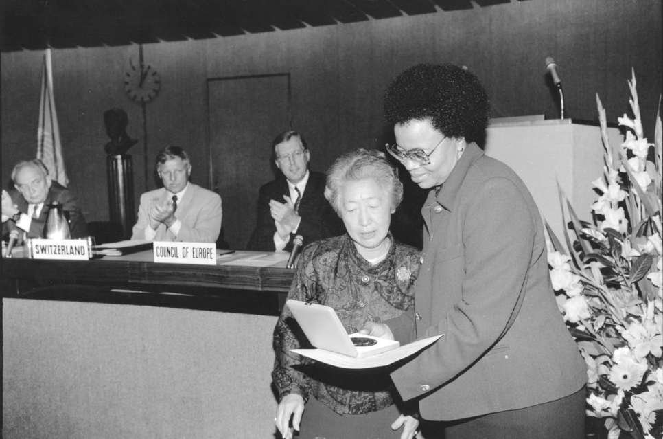 Graça Machel, humanitaria de Mozambique es galardonada con la medalla Nansen por sus sobresalientes contribuciones en nombre de los niños y niñas refugiados. Ginebra, Palacio de las Naciones, 20 de octubre de 1995. / ACNUR / A. Hollmann / octubre de 1995 