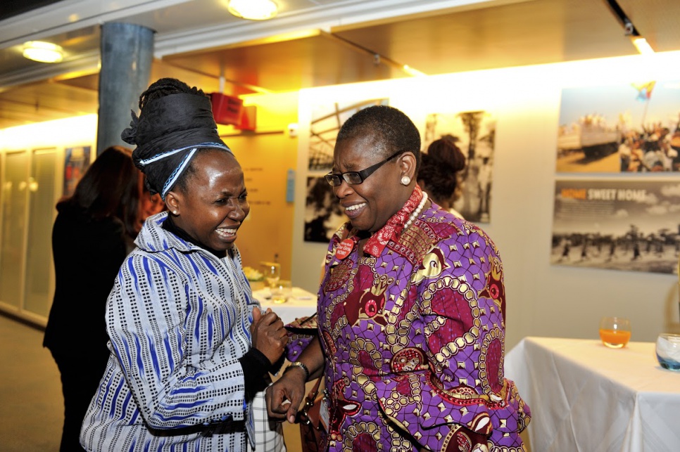 Recepción inaugural en honor a los miembros del Grupo Asesor del ACNUR sobre género, desplazamiento forzado y protección. Kah Walla a la izquierda y Obiageli Ezekwesili a la derecha, miembros del Grupo Asesor.