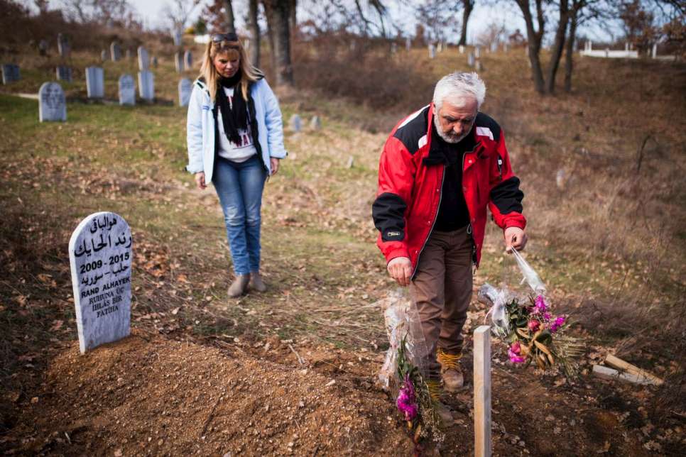 Akis y Sia Armpatziani limpian la tumba de la pequeña de 6 años Rand Al-Hayek durante la última visita de la familia.