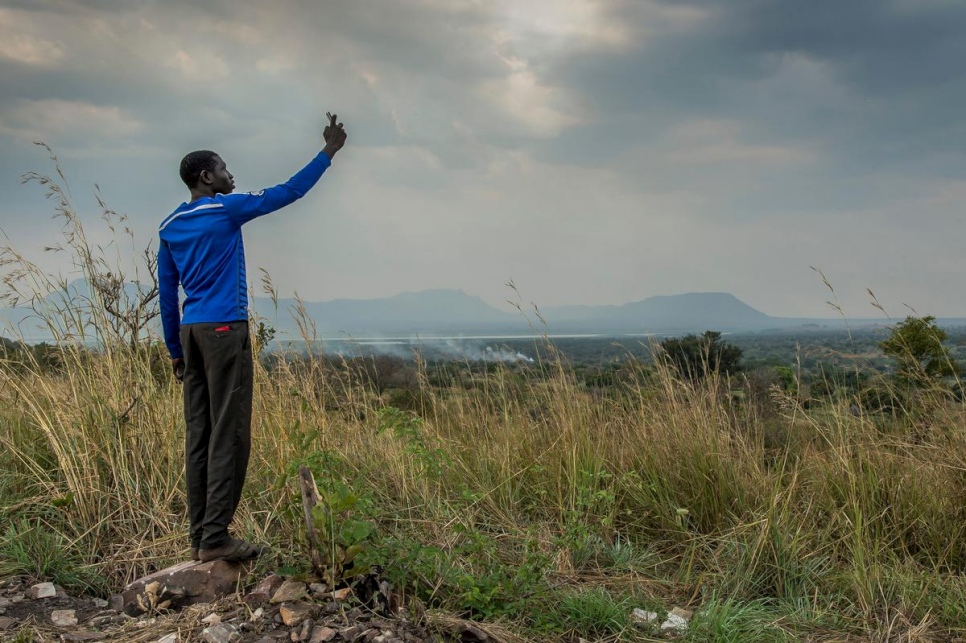 Un joven refugiado de Sudan del Sur intenta obtener señal en su teléfono celular en el asentamiento Nyumanzi, Adjumani, al norte de Uganda, en esta foto de 2014.