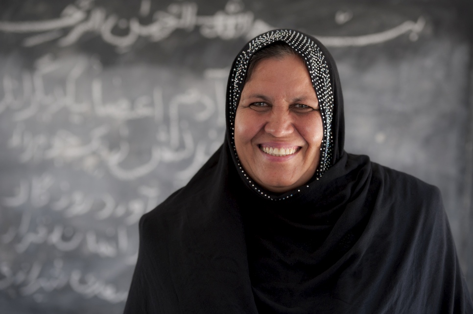 2015 - Aqeela Asifi fue galardonada por sus incansables esfuerzos para ayudar a las niñas refugiadas a acceder a la educación. Ella ha cambiado la vida de cientos de jóvenes refugiadas. Aqeela Asifi, refugiada afgana que vive en Pakistán, fue nombrada ganadora en 2015 del Premio Nansen para los Refugiados del ACNUR. Asifi ha dedicado su vida a la educación de niñas refugiadas. A pesar de los recursos mínimos y los desafíos culturales significativos, cientos de niñas han pasado por su escuela, preparadas con habilidades para toda la vida y con esperanza de un futuro más brillante.