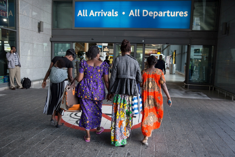 Fotografiada en el aeropuerto internacional del Cabo en Sudáfrica, una familia congoleña se dispone a emprender el viaje hacia una nueva vida en Francia. Marzo de 2017
