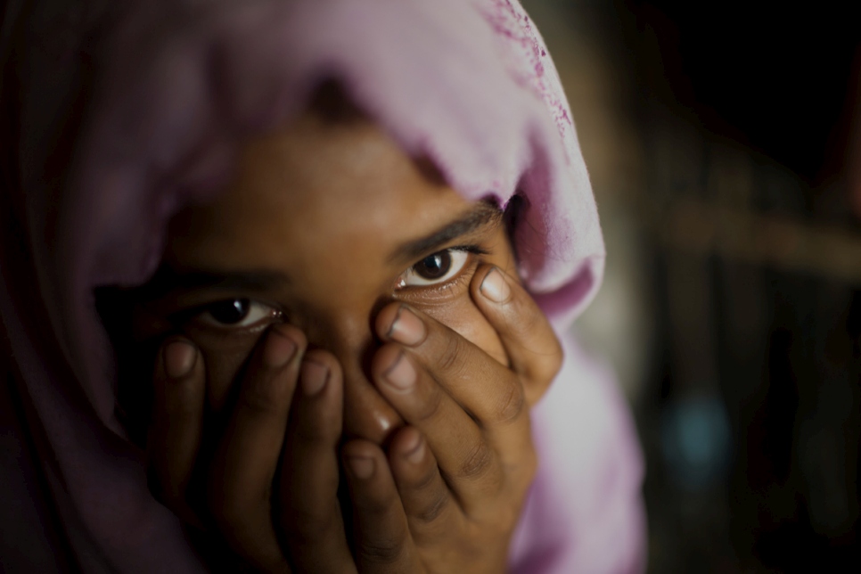 Hasina* tiene 17 años y es de una aldea cerca de Maungdaw en la parte norte del estado de Rakhine, Myanmar. A mediados de octubre de 2016, su aldea fue atacada durante las operaciones de seguridad. Cuando hombres armados intentaron llevarla lejos, su hermano trató de detenerlos y fue asesinado a tiros. * Nombre cambiado por razones de protección.