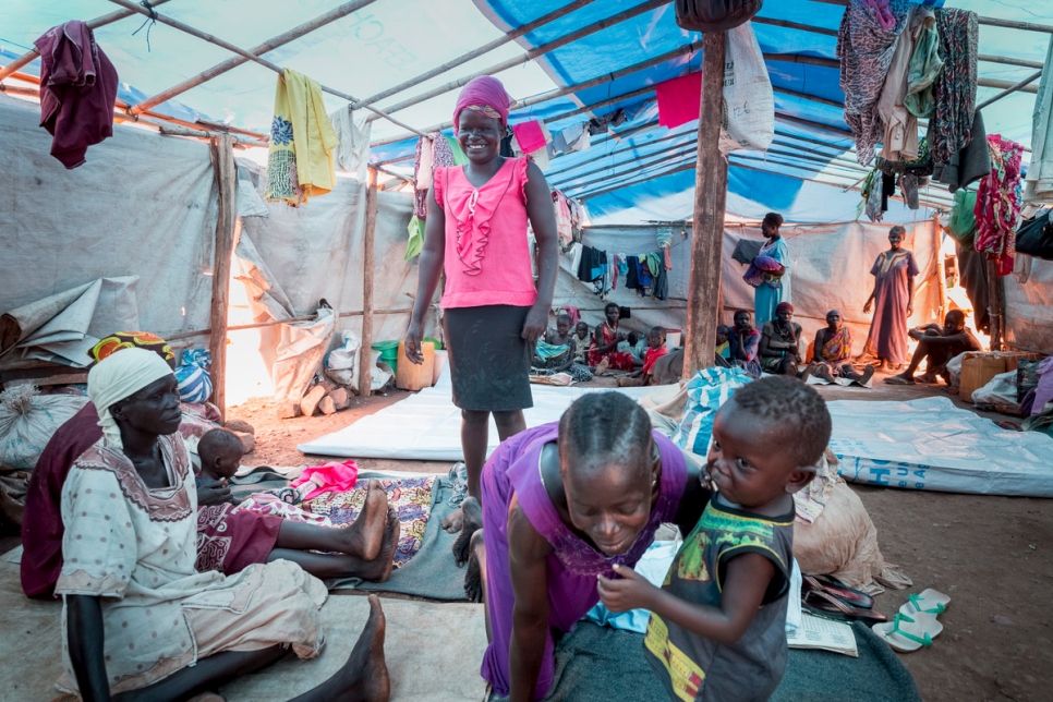 Sarah Katonga (falda rosa) es una mujer internamente desplazada de Sudán del Sur, que ahora vive en un alojamiento para personas desplazadas en Juba.