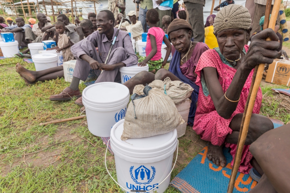 Personas desplazadas internas tras una distribución en un alojamiento en Bentiu, Sudán del Sur.