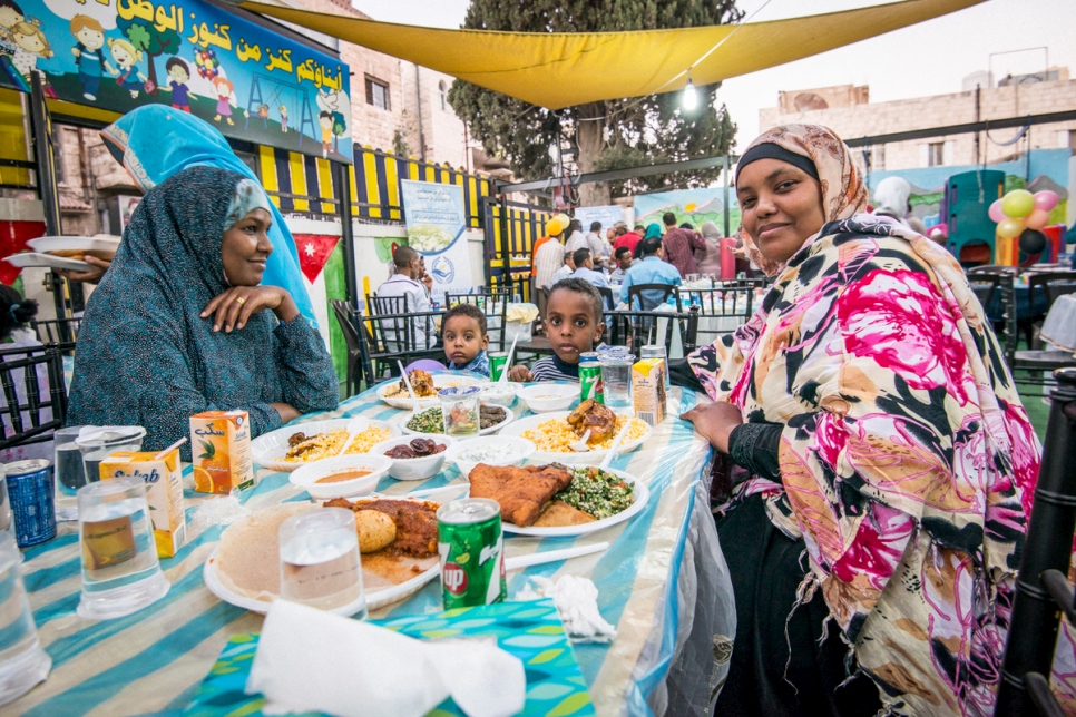 Refugiadas somalíes rompen el ayuno del Ramadán en la Al Amal Orphan Society en Amán, Jordania. 