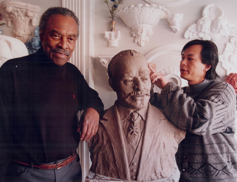 Trung Pham crea un busto de Lincoln Alexander, el primer teniente gobernador negro de Ontario.
