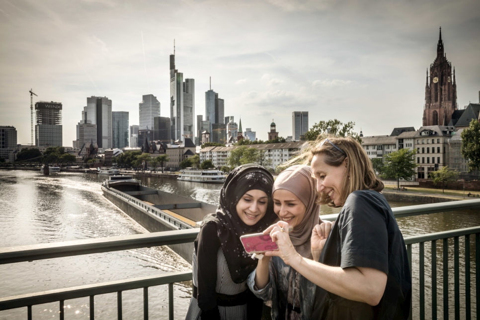 Esraa, de 21 años y Reyhane, de 25, dan un paseo por Frankfurt.